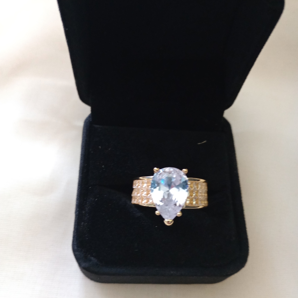 Elegant Vintage 18k Gold Tone Zirconia Ring Size 8